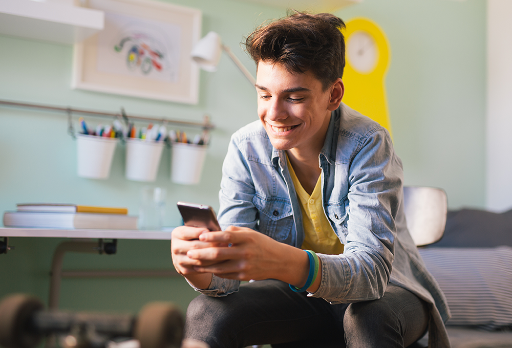 AdobeStock_142711458_SmartStart_TeenBoyOnPhone